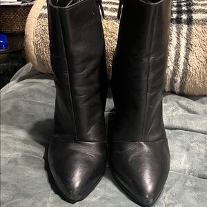 VINCE VERO CUGIO Made in Italy, Elegant Black Leather  Boots (SZ. 7)
